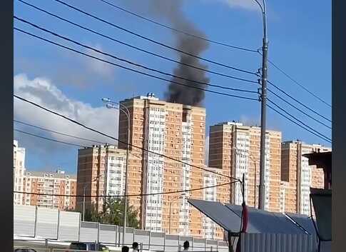 В Москве сильный пожар в многоэтажке на Дмитровском шоссе